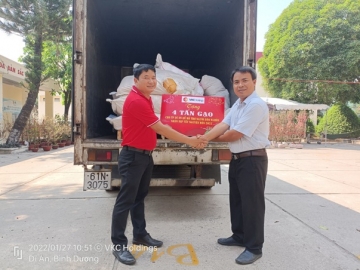 chuong trinh  ??xuan nhan ai   tet yeu thuong ?? trao qua cho ho ngheo phuong binh an binh duong