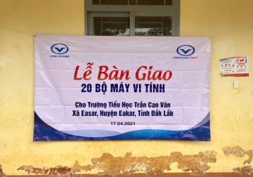 le ban giao 20 bo may tinh cho truong tieu hoc tran cao van  ea sar eakar dak lak